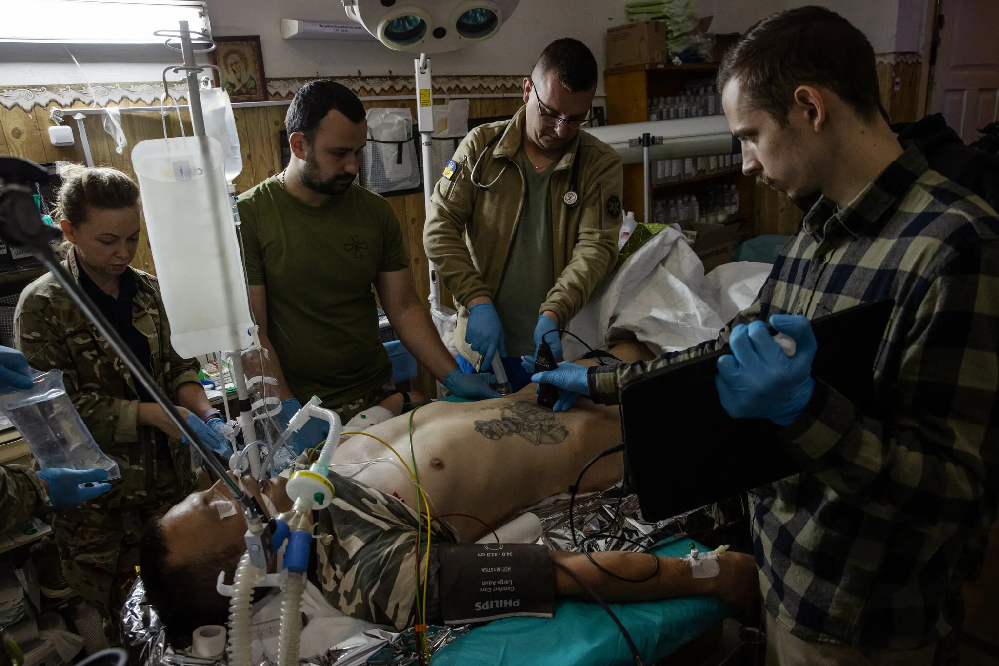 Медики 80-ї десантно-штурмової бригади та ще двох підрозділів стабілізують стан українського військового в Донецькій області на сході України, 27 травня.